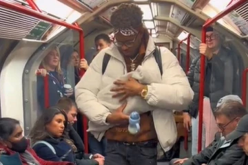 லண்டன் ரயிலில் கைக்குழந்தையுடன் தவித்த ஆணுக்கு உதவிய பெண்ணிற்கு நேர்ந்த அதிர்ச்சி!