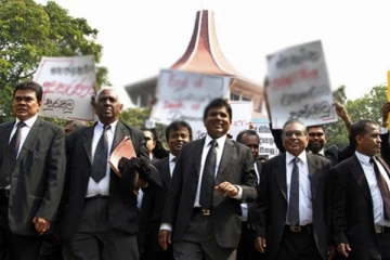 நெருக்கடிக்குத் தீர்வுகாண சட்டத்தரணிகள் மும்முரம்