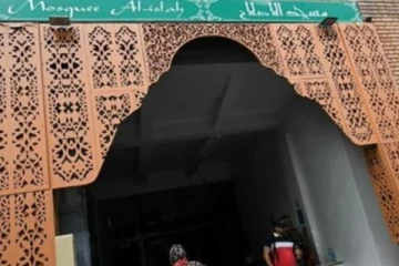 பிரான்சில் மசூதிகள் முன் அருவருக்கத்தக்க செயல்களை செய்தவர்கள் வெளிநாடொன்றில் கைது