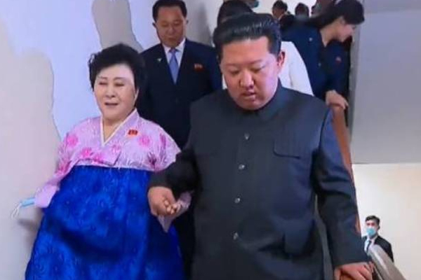 பெண் செய்தியாளருக்கு திடீரென இன்ப அதிர்ச்சி கொடுத்த வடகொரிய அதிபர்! | Surprise Gift Kim Jong Un Ri Chun Hee Bungalow பெண் செய்தியாளருக்கு திடீரென இன்ப அதிர்ச்சி கொடுத்த வடகொரிய அதிபர்! | Surprise Gift Kim Jong Un Ri Chun Hee Bungalow