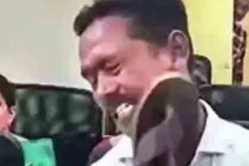 මන්ත්‍රීවරයෙක් තමන්ටම සෙරෙප්පුවෙන් ගහගනී - (VIDEO)