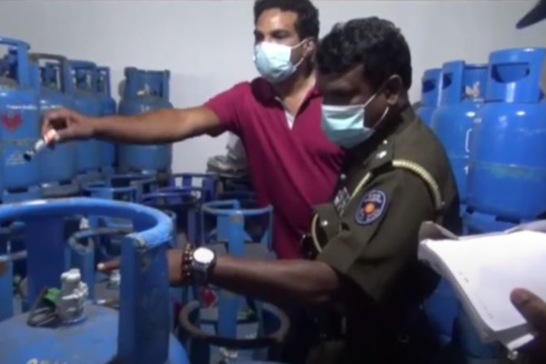 சமையல் எரிவாயு கொள்கலன்களை மறைத்து வைத்திருந்த நபர் (Photos) | The Person Who Hid The Cooking Gas Cylinders