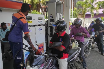 ஊடகவியலாளர்களுக்கு பெட்ரோல் விநியோகம்(Photo)