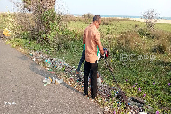 மக்களின் கோரிக்கைக்கு செவிசாய்த்து பருத்தித்துறை பிரதேச சபையின் முன்மாதிரியான செயற்பாடு | Cleanup Of The Vadamaratchi East Coastal Area