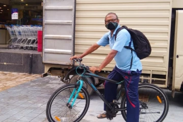 வயது தடையில்லை… சூப்பர் மேன் போல கொரோனா நோயாளிகளுக்கு வீடு தேடிச் சென்று உதவும் 70 வயது ஹீரோ!