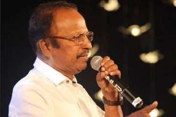 திடீரென மேடையிலேயே சரிந்து விழுந்த பிரபல பாடகர்! அதிர்ச்சி மரணம்