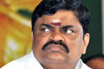 அமைச்சர் கலந்து கொண்ட நிகழ்ச்சி- மக்கள் கூட்டம் முண்டியடித்தால் பரபரப்பு