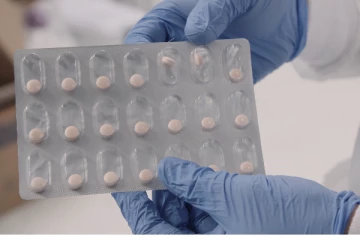 உலகில் முதன்முறையாக கொரோனா மாத்திரைக்கு பிரிட்டன் அனுமதி