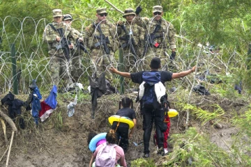 முடிவுக்கு வந்த டிரம்ப் காலத்து விதி: அமெரிக்க-மெக்சிகோ எல்லையில் குவியும் புலம்பெயர்ந்தோர்
