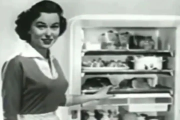 66 வருஷத்துக்கு முன்பு இருந்த பிரிட்ஜில் இத்தனை பிரம்மாண்ட அம்சங்களா?  மலைக்க வைக்கும் வீடியோ