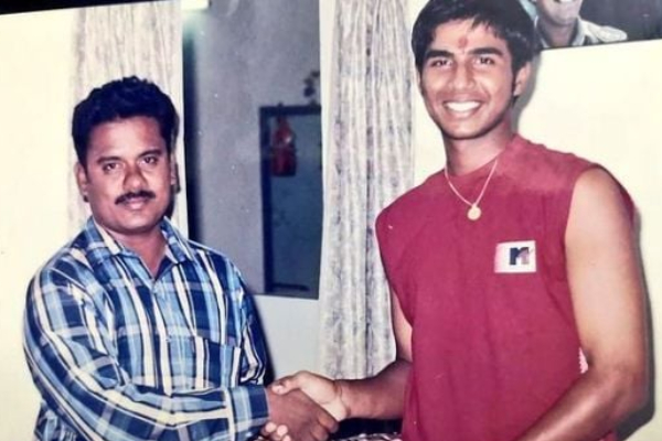 இந்த புகைப்படத்தில் இருக்கும் பிரபல நடிகர் யார் தெரியுமா? அட இவரா..! | Actor Vishnu Vishal Teenage Photo Viral இந்த புகைப்படத்தில் இருக்கும் பிரபல நடிகர் யார் தெரியுமா? அட இவரா..! | Actor Vishnu Vishal Teenage Photo Viral
