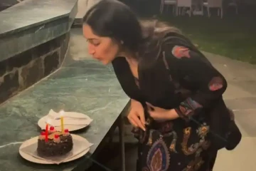 ஆர்யா இல்லாமல் தனிமையில் கொண்டாட்டத்தில் இருக்கும் சாயிஷா! எங்கு தெரியுமா?