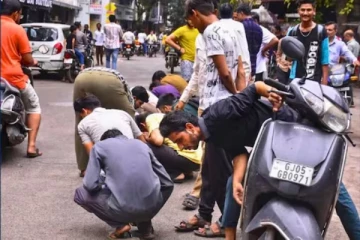 ரோட்டில் கொட்டி கிடக்கும் வைரம்; சாலையை தூர்வாரிய மக்கள் - ஷாக் பின்னணி!