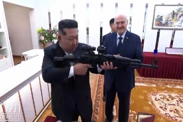 அணுகுண்டுக்கே ஆயுதமா! வட கொரியா ஜனாதிபதிக்கு துப்பாக்கி பரிசளித்த பெலாரஸ்