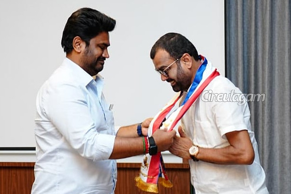 விஜய்யை நெஞ்சில் டாட்டூவாக குத்தியும் இப்படியா.. வேறு கட்சியில் இணைந்த தாடி பாலாஜி, விமர்சிக்கும் நெட்டிசன்கள் | Thaadi Balaji Joins New Party After Tvk Exit விஜய்யை நெஞ்சில் டாட்டூவாக குத்தியும் இப்படியா.. வேறு கட்சியில் இணைந்த தாடி பாலாஜி, விமர்சிக்கும் நெட்டிசன்கள் | Thaadi Balaji Joins New Party After Tvk Exit