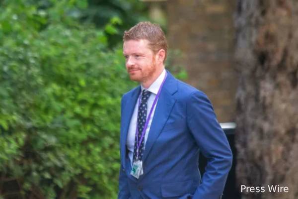 எப்ஸ்டீன் சர்ச்சை: பலிகடா சிக்கியது... பிரித்தானிய பிரதமர் தலை தப்புமா? | Uk Chief Of Staff Resigned Mandelson Epstein Link