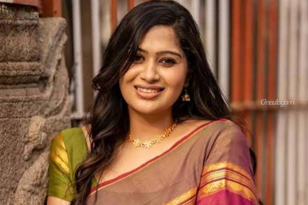 மிகப்பெரிய நபரை குளிப்பாட்டி, கேக் வெட்டி பிறந்தநாளை கொண்டாடிய சீரியல் நடிகை ஷோபனா... வீடியோ இதோ | Serial Actress Shobana Celebrated Her Birthday மிகப்பெரிய நபரை குளிப்பாட்டி, கேக் வெட்டி பிறந்தநாளை கொண்டாடிய சீரியல் நடிகை ஷோபனா... வீடியோ இதோ | Serial Actress Shobana Celebrated Her Birthday
