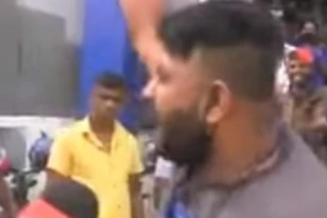 පාස්පෝට් ගන්න කොල්ලො කෙල්ලොන්ගෙන් පිරී ඉතිරෙද්දී, අත්පොළසන් මැද සියලු දෙනාම රට විනාශ කරපු එවුන්ට හෙණ ඉල්ලයි.. (VIDEO)