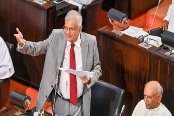 ரணிலின் பட்ஜட் : மக்கள் பெரும் மகிழ்ச்சியாம் : மேளம் அடித்தும் கொண்டாட்டமாம்