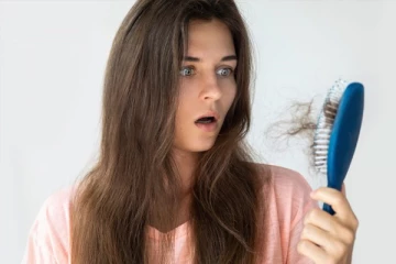 உங்களுக்கு முடி அதிகமாக கொட்டுதா? இதனை தடுக்க இதோ சில எளிய வழிகள்!!!