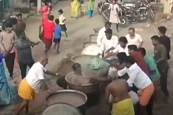 துடி துடித்த பக்தர்! கூழ் காய்ச்சும் அண்டாவில் விழுந்து பரிதாபமாக பலியான அதிர்ச்சி - பதற வைத்த சிசிடிவி காட்சிகள் | Viral Video News துடி துடித்த பக்தர்! கூழ் காய்ச்சும் அண்டாவில் விழுந்து பரிதாபமாக பலியான அதிர்ச்சி - பதற வைத்த சிசிடிவி காட்சிகள் | Viral Video News