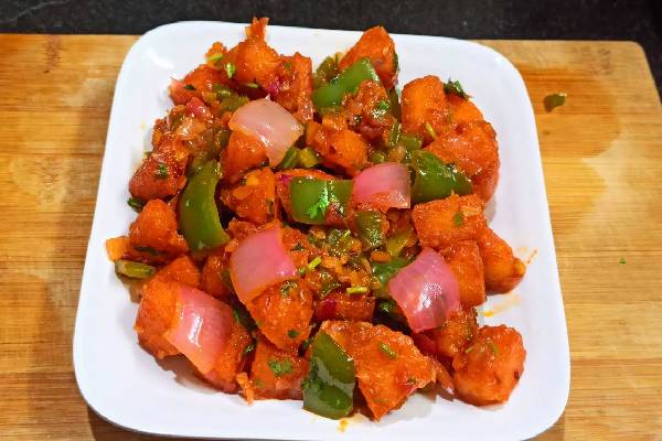 மீந்து போன இட்லியில் இனி உப்புமா செய்யாதீங்க.... இப்படி செய்தா சட்டுன்னு தீந்துடும்! | Best Leftover Idly Recipe How To Make Chilli Idly