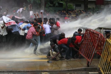 සරසවි සිසුන්ට ජල හා කදුලු ගෑස් ප්‍රහාර.. (VIDEO/PHOTOS)