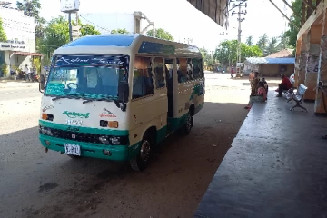 நிறுத்தப்பட்ட பேருந்து சேவைகள்: மக்கள் பாதையில் காத்திருக்கும் அவலம்(Video)