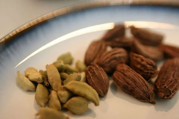 கொளுத்தும் வெயில் உடல் சூட்டை தணிக்கனுமா? ஏலக்காயை இப்படி சர்பத் போட்டு குடிச்சு பாருங்க!