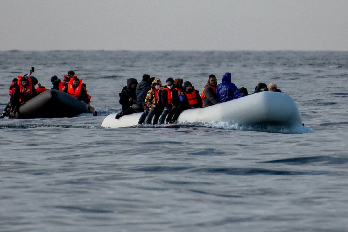 ஆங்கிலக் கால்வாயில் நால்வர் உயிரிழப்பு; பிரித்தானியாவில் இளைஞர் கைது! | Four Dead In English Channel Youth Arrested In Uk