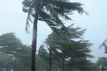 නිවාස ව්‍යාපෘතියක වහලවල් ගලවාගෙන ගොස් ගමක්ම සෙල වූ බිහිසුණු සුළඟ..(VIDEO)