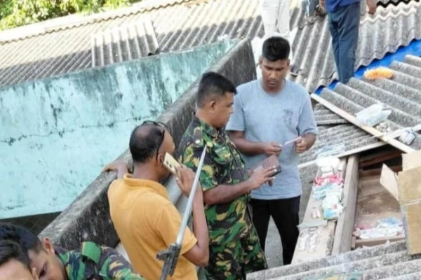 கூரைக்குள் மறைந்திருந்த ஆயுதங்கள்; யாழ் பல்கலைக்குள் குவிக்கப்பட்ட படையினர் | Troops Deployed In Jaffna University