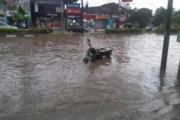 வெள்ளத்தில் தத்தளிக்கும் அம்பாறை: ஸ்தம்பித்த போக்குவரத்து!