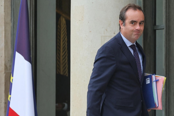 பதவியைத் தக்கவைக்க பிரான்ஸ் பிரதமர் வித்தியாசமான முயற்சி | France Pm Lecornu New Approach To Survive Budget