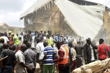 පාසලක ගොඩනැගිල්ලක් කඩා වැටී සිසුන් 22ක් මරුට..100ක් සුන් බුන් අතර..