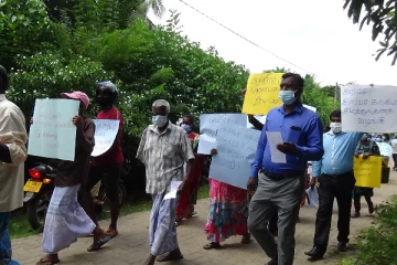 கொட்டும் மழையையும் பொருட்படுத்தாது ஆசிரியர்களுக்காக போராடும் பெற்றோர்கள்!