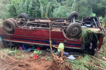 40 அடி பள்ளத்தில் வீழ்ந்து பேருந்து விபத்து: ஒருவர் உயிரிழப்பு பலர் படுகாயம்