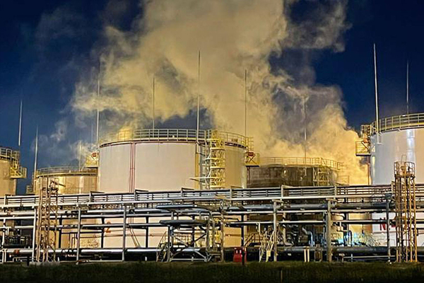 ரஷ்யாவின் திடீர் தாக்குதல்: எரிந்து நாசமாகிய உக்ரைன் பகுதி | Russia Attacks Ukraine Kremenchuk Oil Refinery