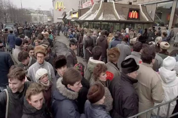 ரஷ்யாவில் பல கிலோமீட்டர் காத்திருத்த மக்கள்! பேரதிர்ச்சி கொடுத்த விற்பனையாளர்கள்