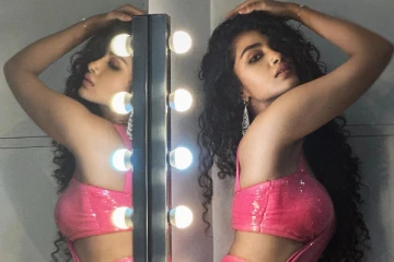 அனுபமா பரமேஸ்வரனா இப்படி.. சேலையில் எல்லைமீறும் கிளாமர்