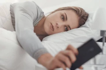 செல்போனை படுக்கைக்கு அருகில் வைத்து கொள்வதால் என்ன ஆகும் தெரியுமா?