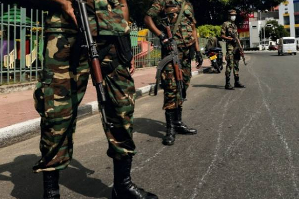 அறிவுரை வழங்கிய சுகாதார பரிசோதகரை கடுமையாக தாக்கிய இராணுவ வீரர்! | Army Soldier Attack Health Inspector Smoke Advice