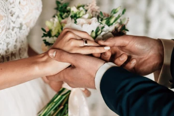 இந்த நாட்டு பெண்களை திருமணம் செய்தால் ரூ. 4 லட்சம் கிடைக்குமா? - பாய்ந்து ஃபாலோ பண்ண பாய்ஸ்!