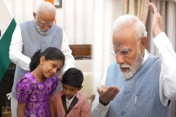 நெற்றியில் நாணயம் வைத்து குட்டீஸை ஏமாற்றிய பிரதமர் மோடி - இணையத்தை கலக்கும் Video!