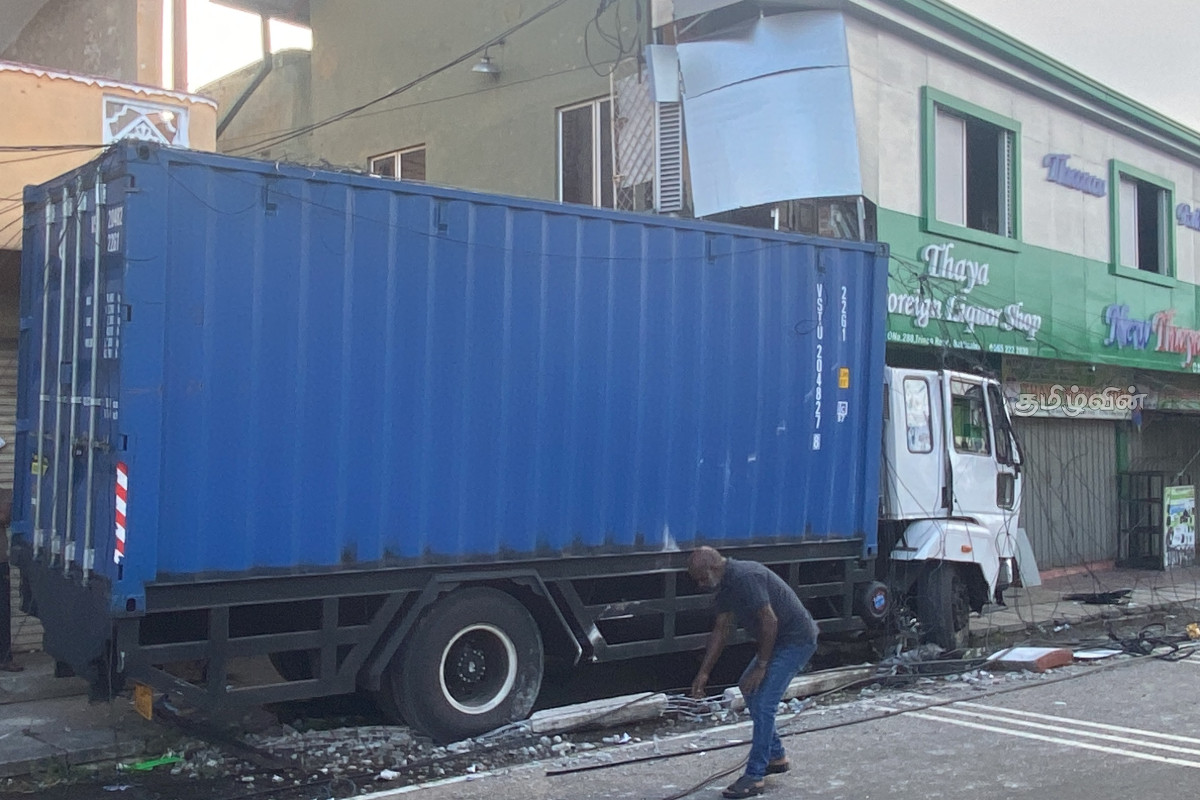 மட்டக்களப்பில் கடைகளை உடைத்துக் கொண்டு விபத்திற்கு உள்ளான பாரவூர்தி | Accident At Batticalo