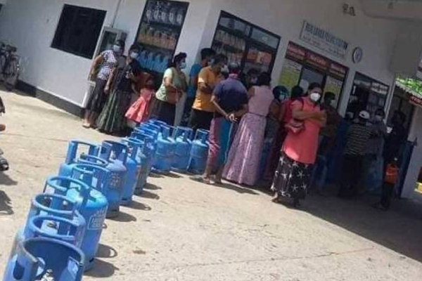 யாழில் சமையல் ஏரிவாயுக்காக காத்திருக்கும் மக்களின் அவலநிலை! | Plight Of People Waiting For Cooking Gas In Jaffna