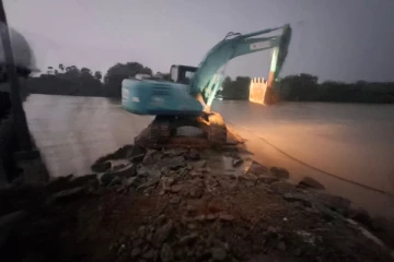 இரு துண்டுகளாக பாலம் ; இரவு பகலாக போக்குவரத்தை சீர் செய்யும் பணி தீவிரம்