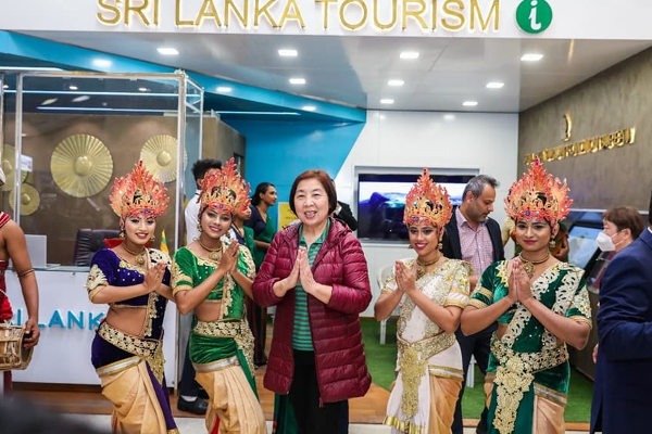 இலங்கை வந்த சீனப்பயணிகளுக்கு அமோக வரவேற்பு! | Great Welcome For Chinese Tourists Srilanka