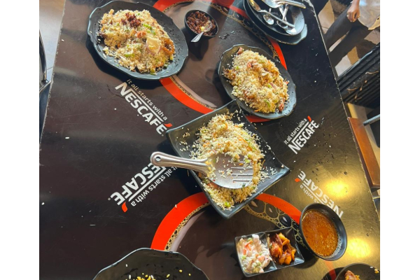 மினுவாங்கொடையில் உணவகமொன்றில் புழுக்களுடன் வழங்கப்பட்ட பிரைட் ரைஸ் | Fried Rice Worms At A Restaurant In Minuankoda