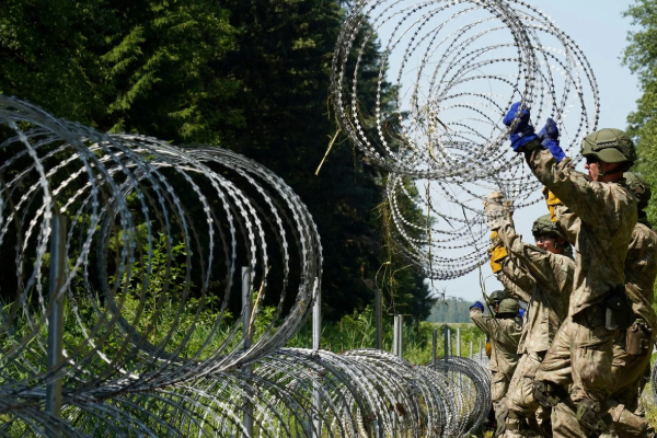 ஐரோப்பா செல்ல முயன்ற கிளிநொச்சி உத்தியோகர்த்தர் எல்லையில் சுட்டுக்கொலை; கதறும் உறவுகள் | Sri Lankan Migrant Found Dead On Belarus Border ஐரோப்பா செல்ல முயன்ற கிளிநொச்சி உத்தியோகர்த்தர் எல்லையில் சுட்டுக்கொலை; கதறும் உறவுகள் | Sri Lankan Migrant Found Dead On Belarus Border
